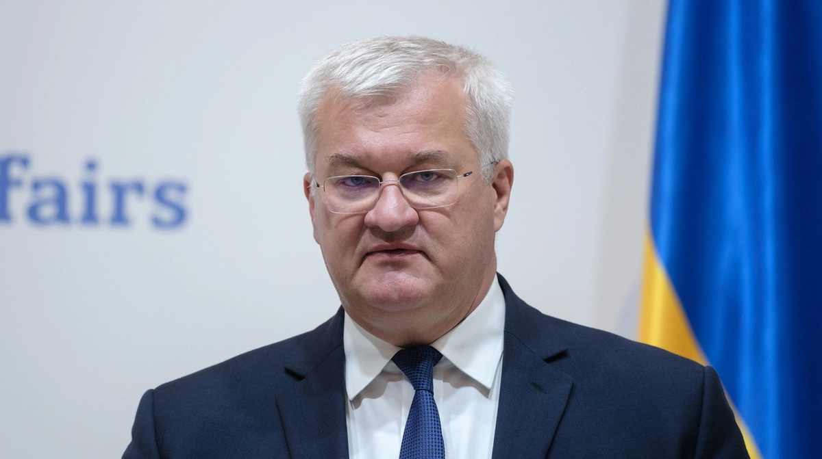 Ukraine's foreign minister urges world to raise money for Ukrainians