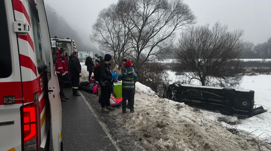 Автобус с детьми перевернулся по дороге в Карпаты – есть травмированные