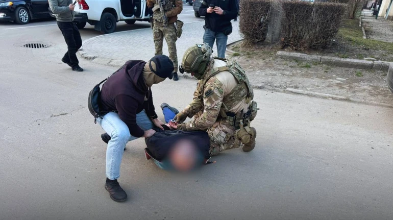 За $2000 обіцяв зняти з розшуку: ​​на Прикарпатті затримали посадовця ТЦК та СП
