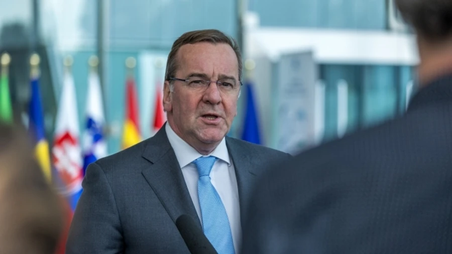 Глава Міноборони Німеччини відрегував на боягузів Макрона