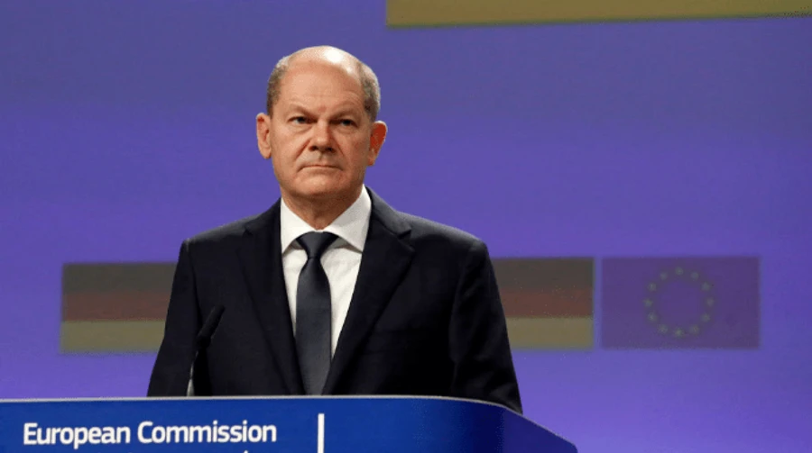 Шольц під оплески і свист ультраправих захищав свою політику щодо підтримки України