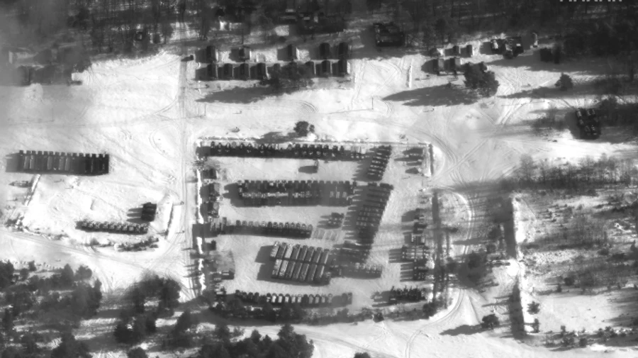 Нові супутникові знімки військ РФ: збільшують техніку й розгортають намети