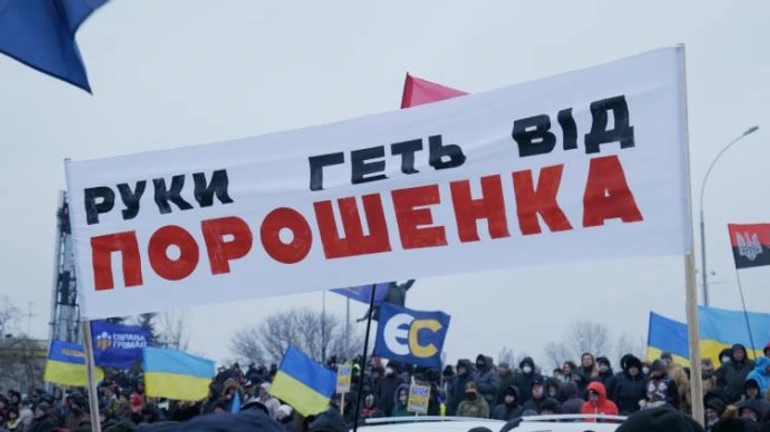 Полторы тысячи поклонников Порошенко собрались под аэропортом в Киеве