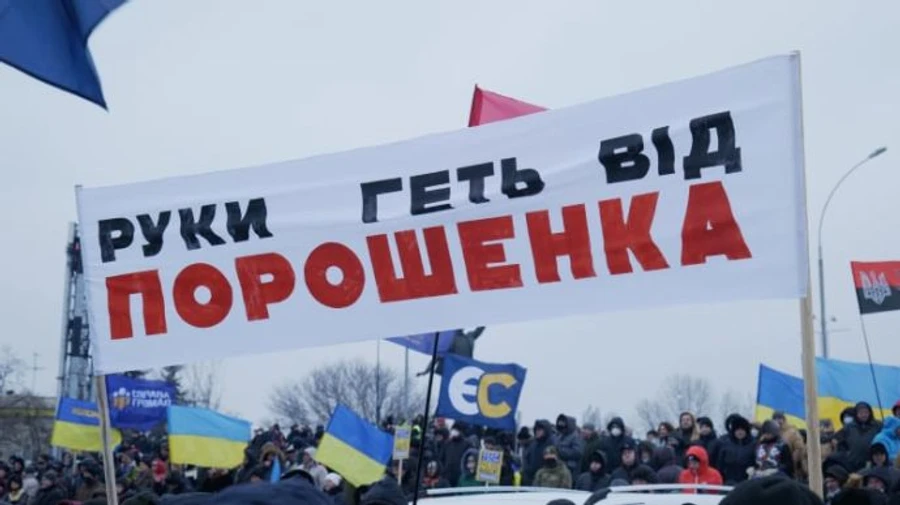 Полторы тысячи поклонников Порошенко собрались под аэропортом в Киеве