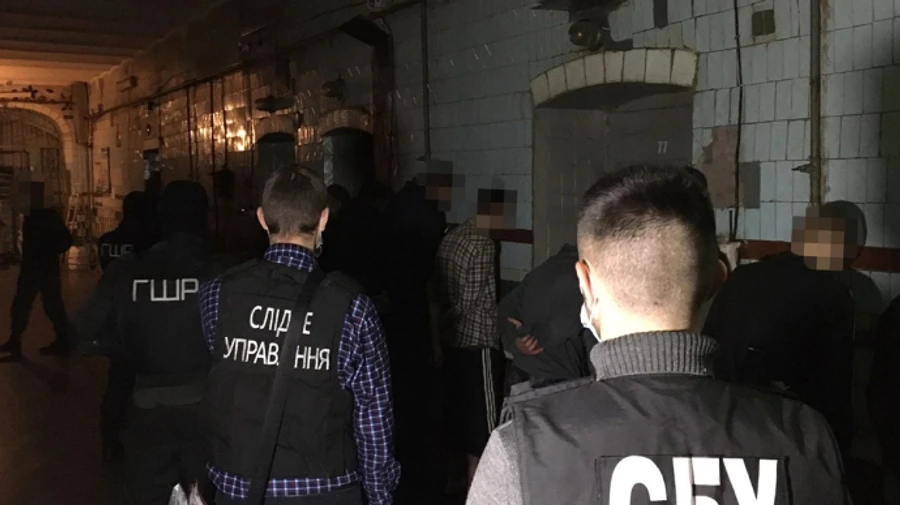 Заключенные колонии выманивали деньги у клиентов онлайн-магазинов