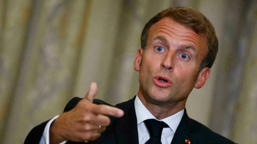 В Макрона бросили яйцом, нападавшего задержали