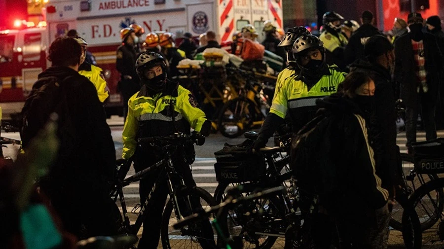 У Нью-Йорку автомобіль протаранив натовп людей. Відео 18+