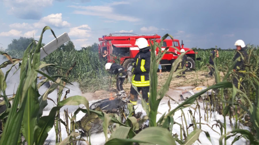 Легкомоторный самолет упал и загорелся на Киевщине