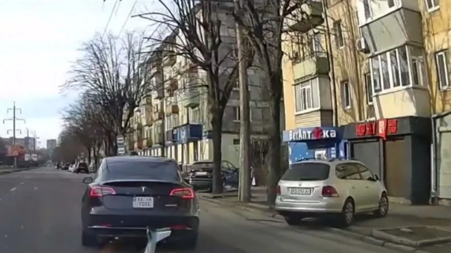 У Дніпрі водій вчинив наїзд на військового ТЦК: він у лікарні