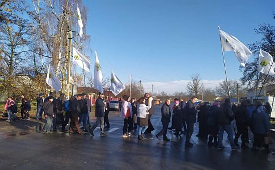 Аграрії перекрили дороги в кількох областях: протест проти продажу землі