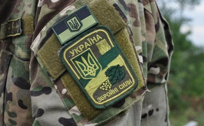 В зоне АТО от взрыва боеприпасов погиб военный, еще один ранен