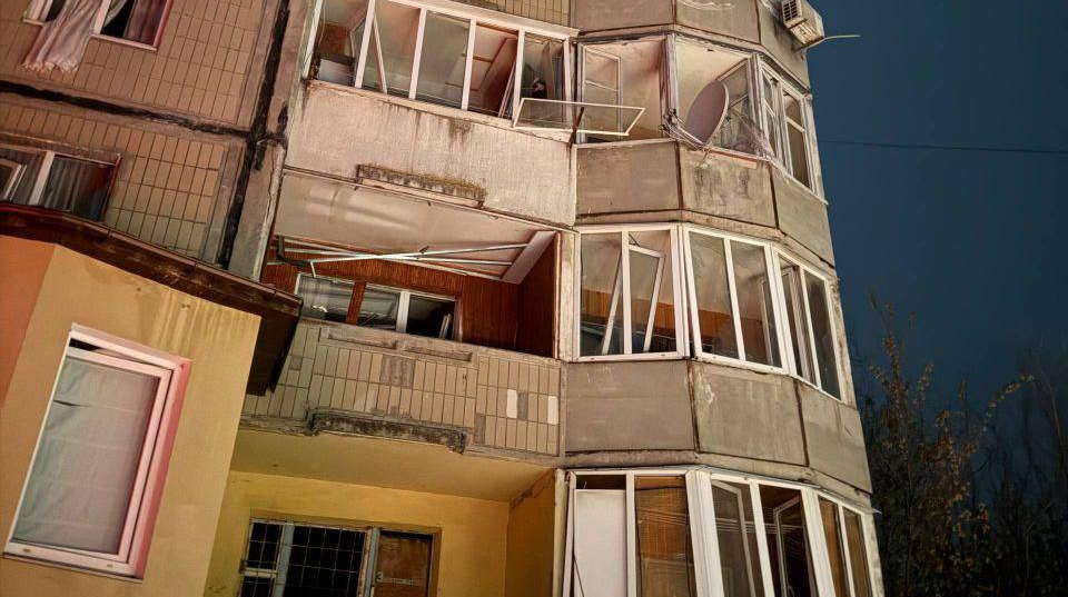 Attacco con droni russi a Bila Tserkva: edificio alto danneggiato e due feriti