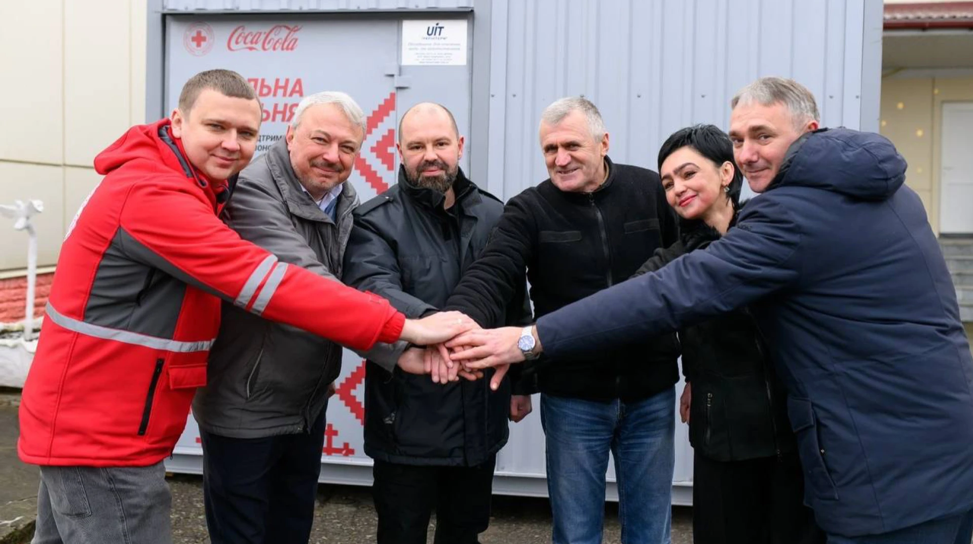 Сигнал, що життя триває: як Кока-Кола та УЧХ допомагають громадам пережити зиму