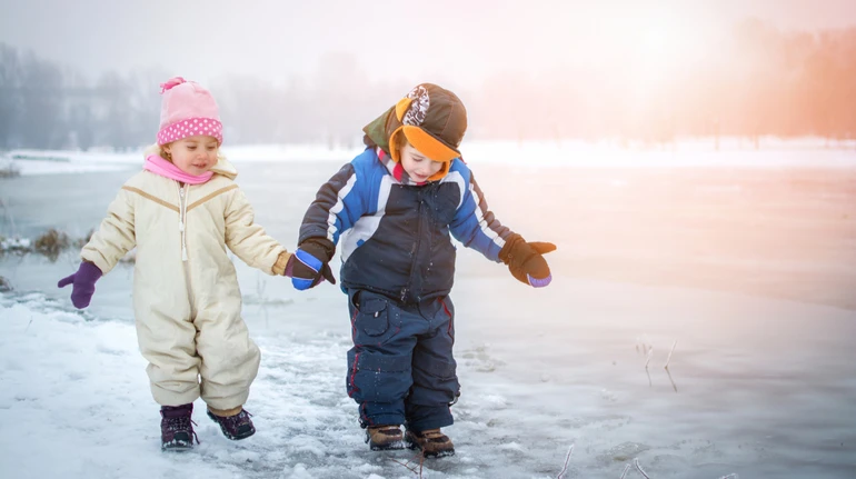 Віднесло на 20 метрів від берега: у Києві двоє дітей опинилися на крижині посеред річки