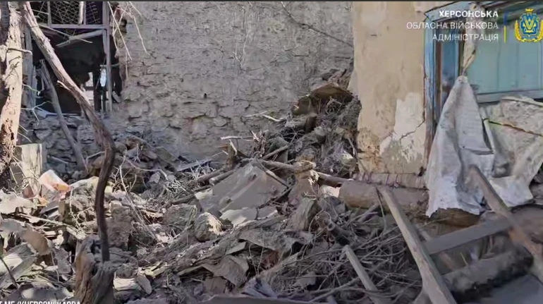 РФ поранила трьох дітей, вдаривши по центру Херсона