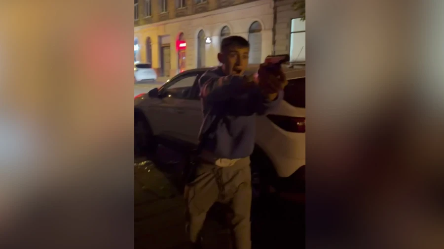 У центрі Львова молодики погрожували зброєю та побили 31-річного чоловіка