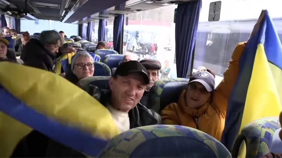 Эвакуированные из Олешек уже в Украине — Зеленский