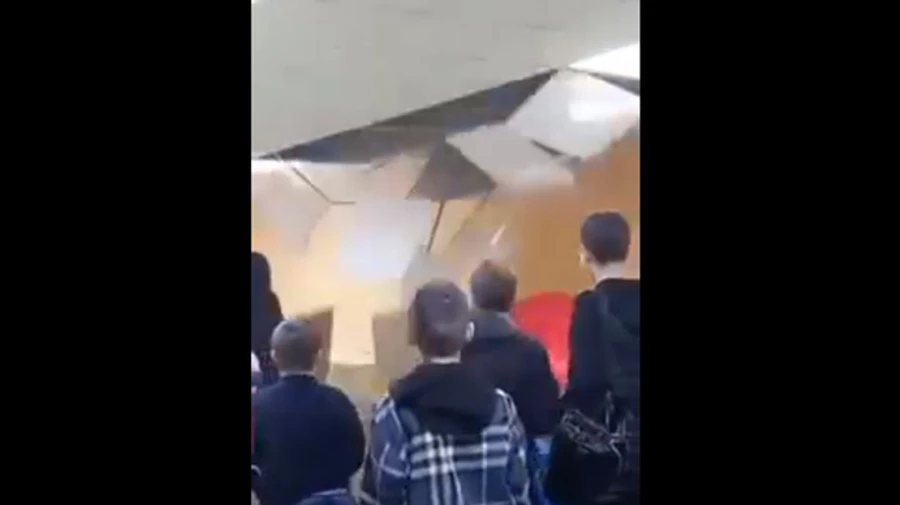 В укрытии одной из школ Киева во время тревоги обвалился потолок и прорвало трубу