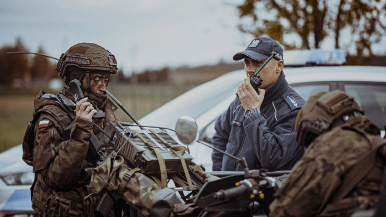 Сотні мігрантів прибули до паркану на кордоні Білорусі і Польщі: відео з гелікоптера