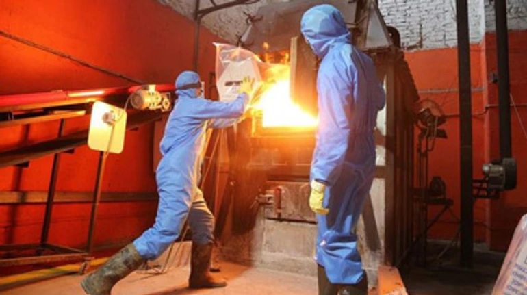 Медичні маски і білизна хворих на COVID в лісосмугах: як стихійні звалища поширюють коронавірус