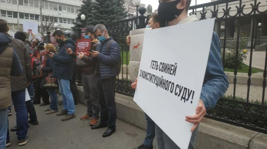 Акція під КС: люди кидають шини і палять фаєри