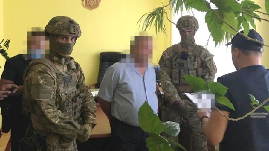 Главного налоговика Тернополя с сыном задержали за вымогательство 40 тысяч долларов