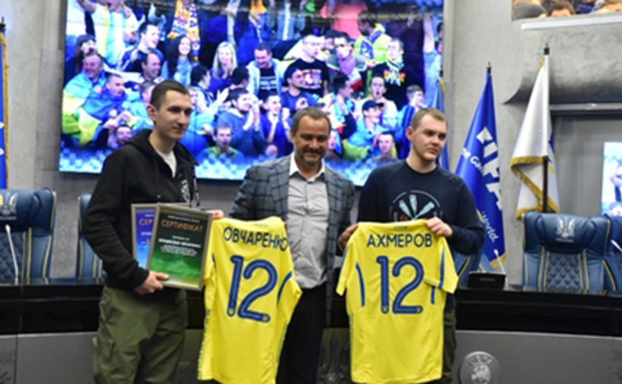 Президент ФФУ дав роботу звільненим з полону вболівальникам