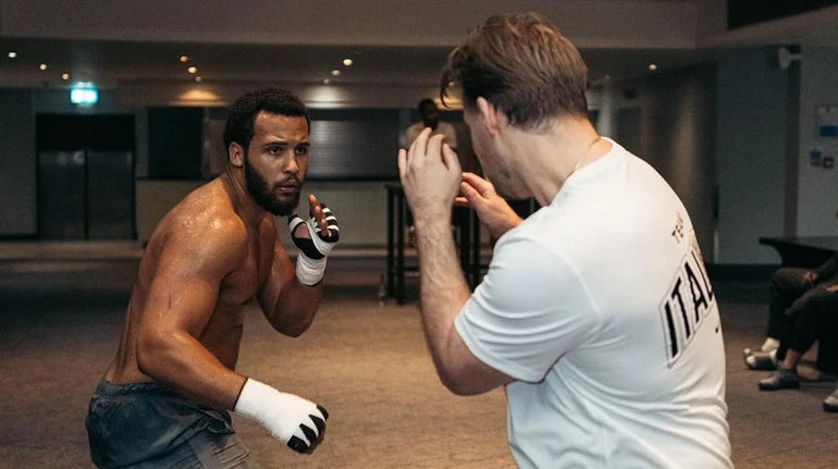 Директор Усика не вірить у бій Ітауми та Вордлі