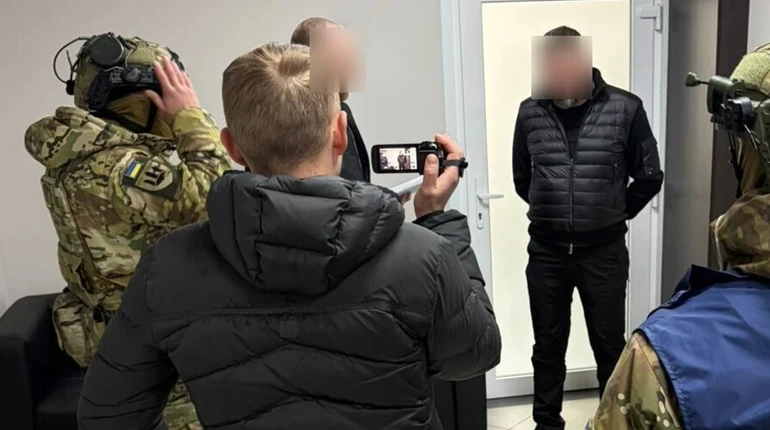 Коррупция на укрытиях для самолетов: командующий логистикой ВВС и глава управления СБУ в Житомирской области получили подозрения