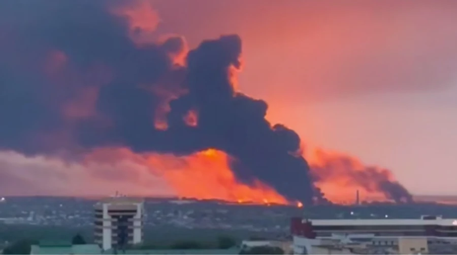 Zelenskyy: Ukraine has struck three Russian oil depots and three Russian tankers – video