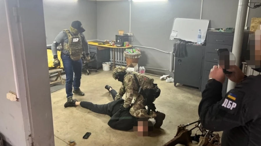 ГБР: Сын военкома из Винницкой области за $20 тысяч обещал оформить документы для выезда за границу