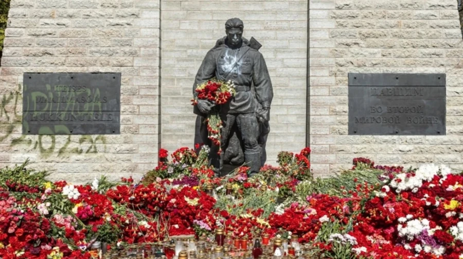 В Естонії обмалювали радянський пам’ятник Бронзовий солдат
