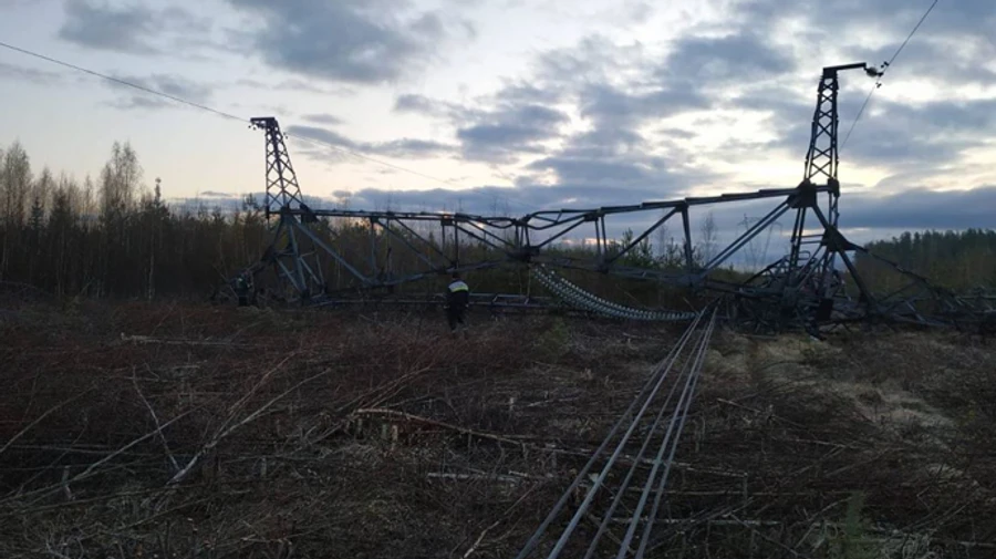 Окупанти заявили, що в Ленінградській області хтось підірвав опору лінії електропередач