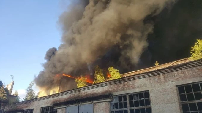 На території колишнього ЛАЗ на Львівщині – масштабна пожежа