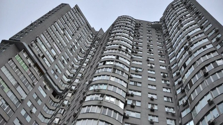 На Дарниці в Києві з багатоповерхівки знову випала дівчина