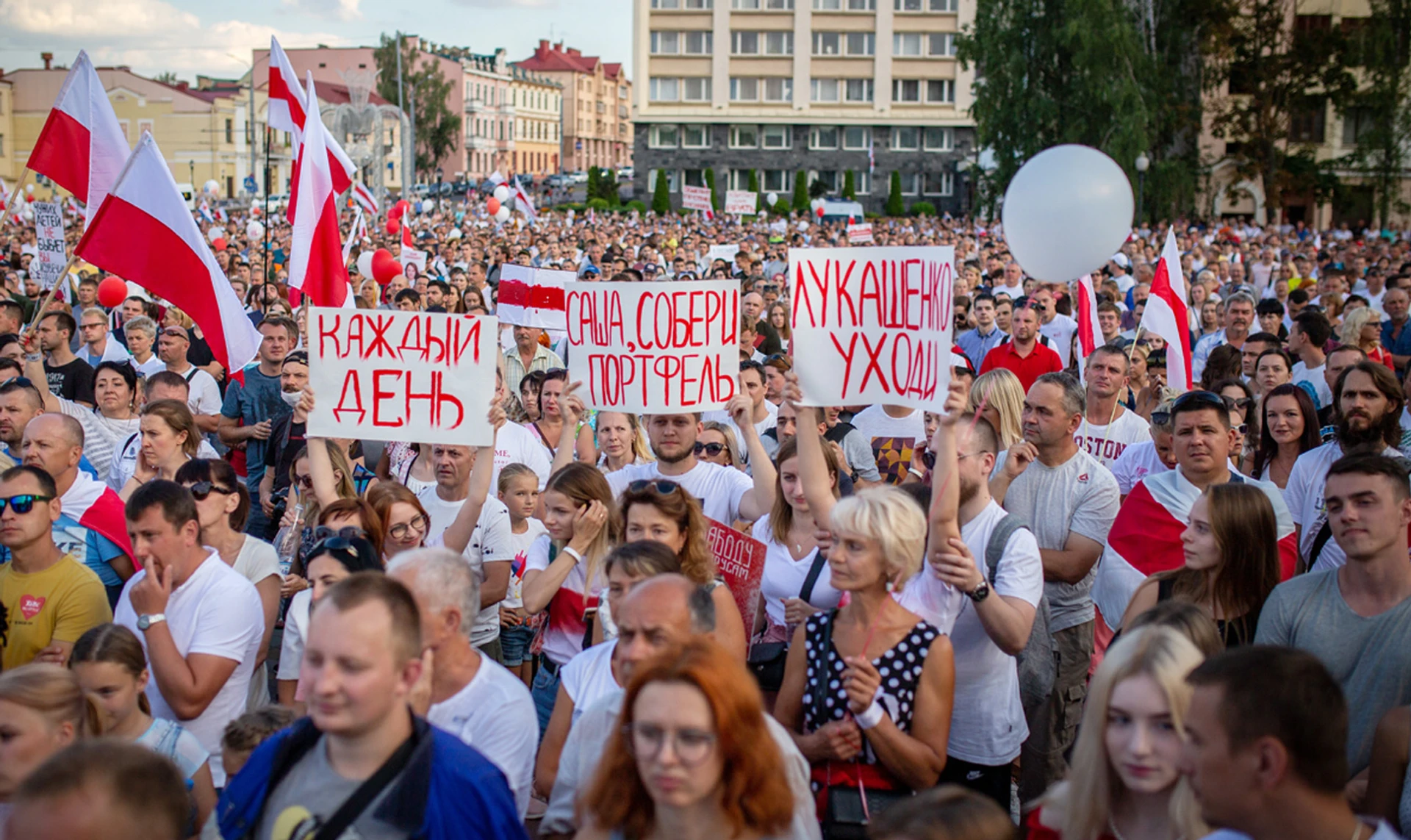 Єдність, символи та Росія. Експрацівник апарату Лукашенка, бізнесмен і поет – про головне за місяць білоруських протестів