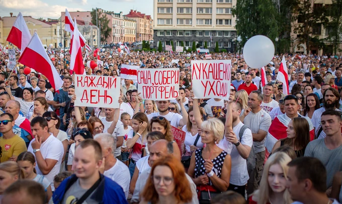 Єдність, символи та Росія. Експрацівник апарату Лукашенка, бізнесмен і поет – про головне за місяць білоруських протестів