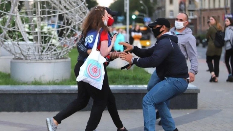 В Беларуси стихийные акции из-за решения ЦИК: людей массово задерживают