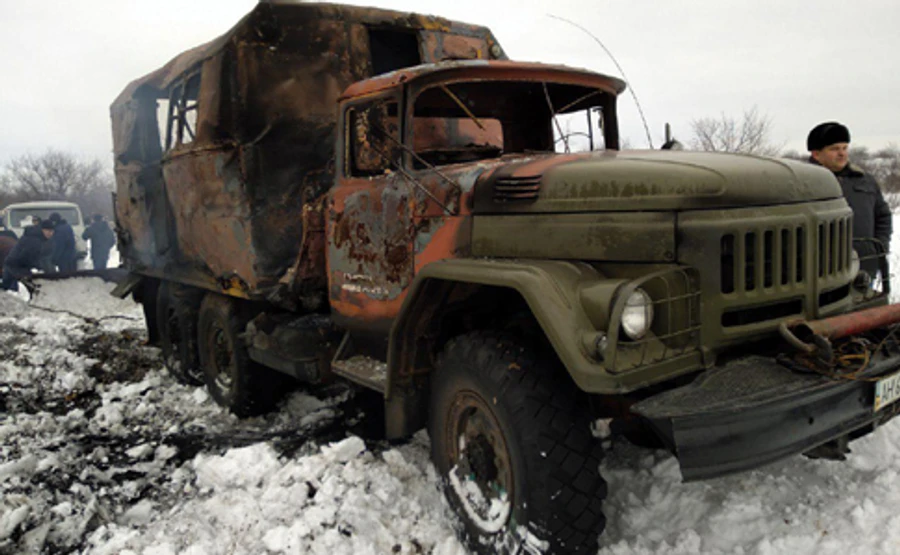 На Донбассе обстреляли коммунальщиков: трое раненых, машина сгорела