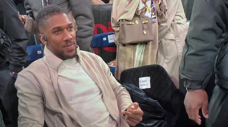 Ф'юрі кинув виклик Джошуа, а той у відповідь показав  середній палець