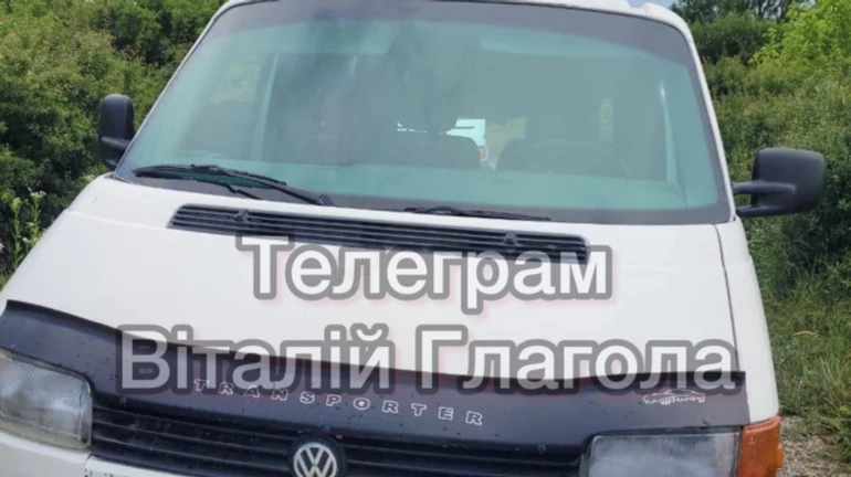 У границы с Венгрией нашли брошенное авто: группа украинцев могла сбежать через дыру в заборе