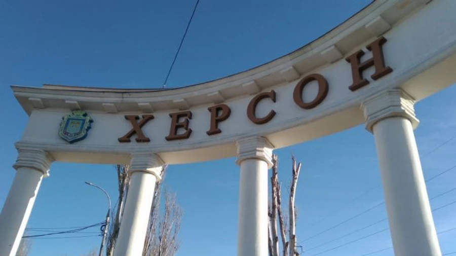 Russians target left bank of Kherson, injure family with three children