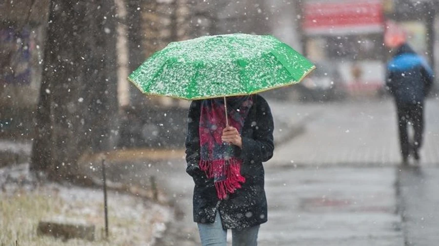 У суботу по Україні очікують дощі і мокрий сніг, погода погіршиться