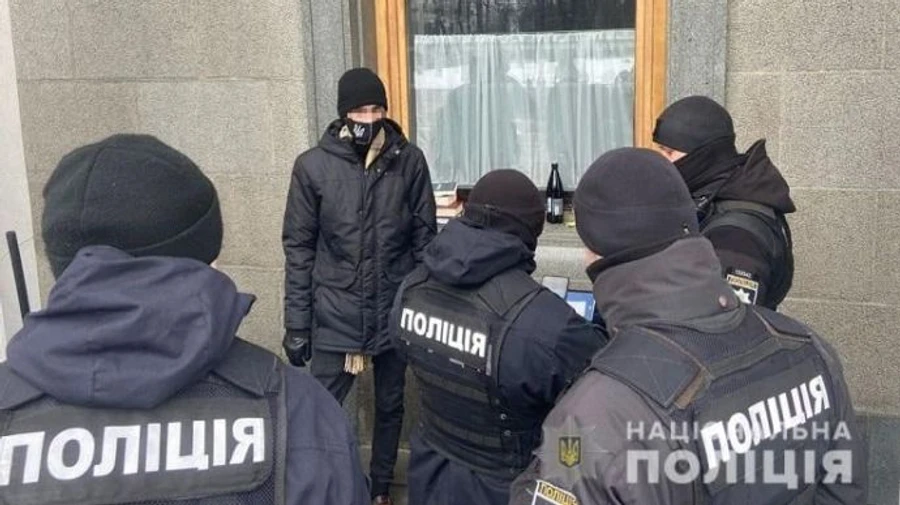 Чоловік кинув молоток у вікно Верховної Ради