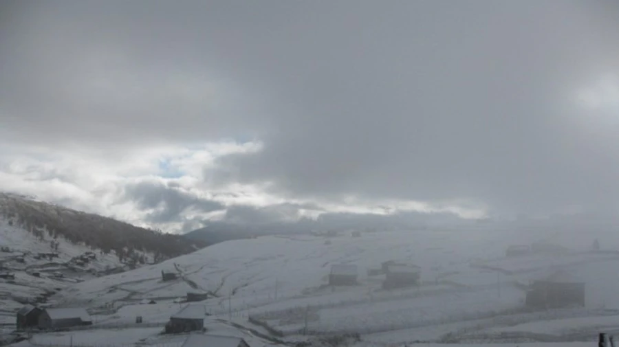 У неділю в Карпатах знизилася температура й пішов сніг