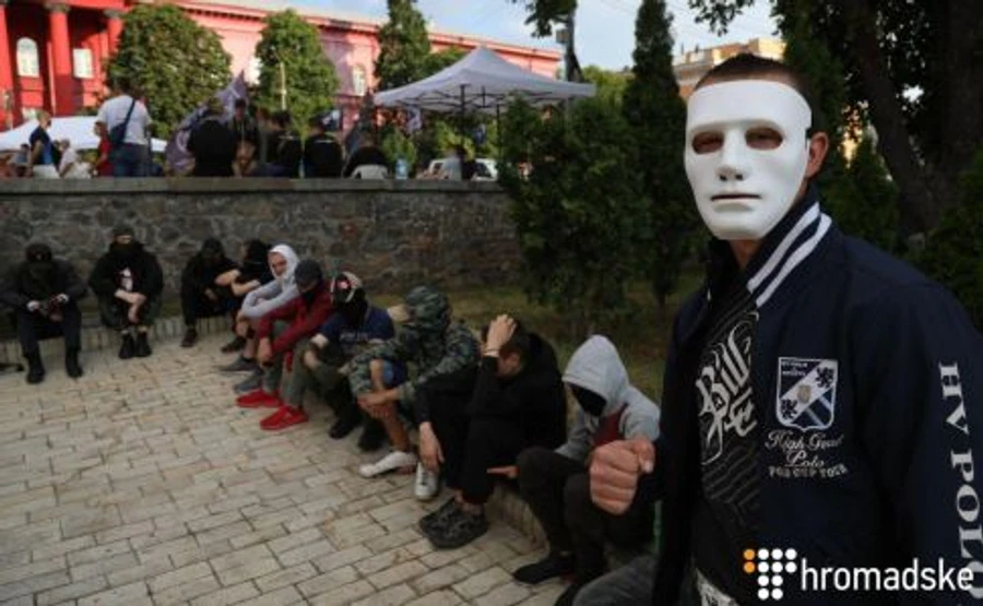 Защитники семейных ценностей хотели бросаться фекалиями в презервативах