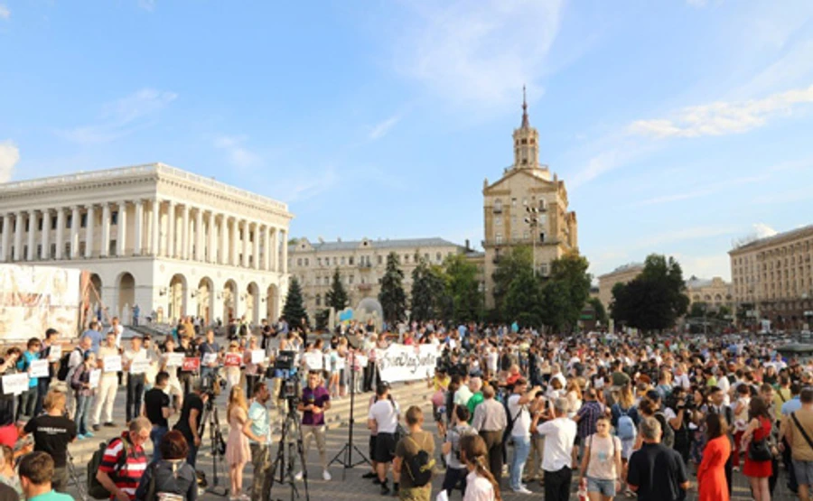 На Майдане сотни людей вышли поддержать Сенцова