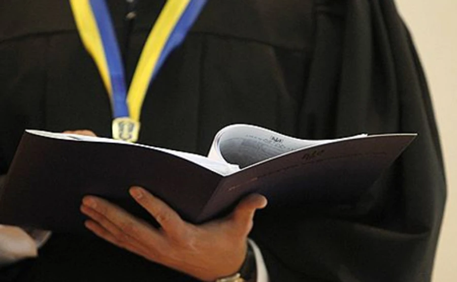 Суддя, який не відсторонив голову Держаудиту, теж брав у батька мільйон на житло