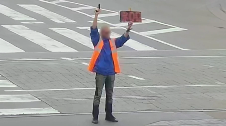 У Вінниці чоловік із пістолетом оголошував хвилину мовчання – його затримала поліція