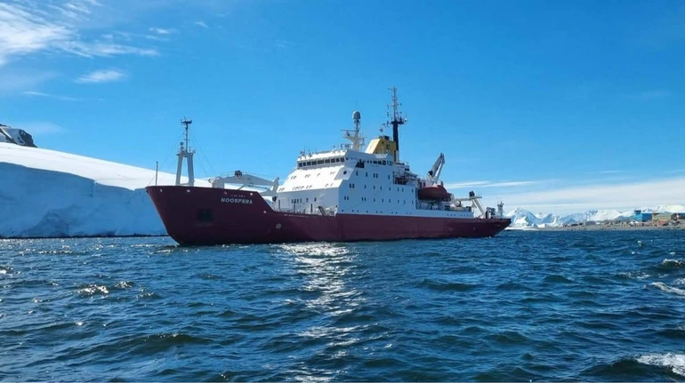 2 часа маневрировал между айсбергами: украинский ледокол Ноосфера впервые пересек полярный круг